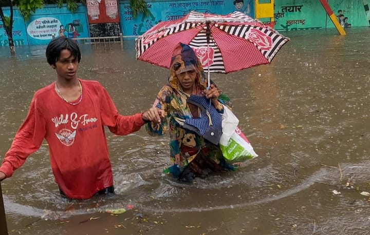மகாராஷ்டிராவில் தென்மேற்கு பருவமழை தொடக்கத்தால் மும்பையில் நேற்று கனமழை கொட்டி தீர்த்தது