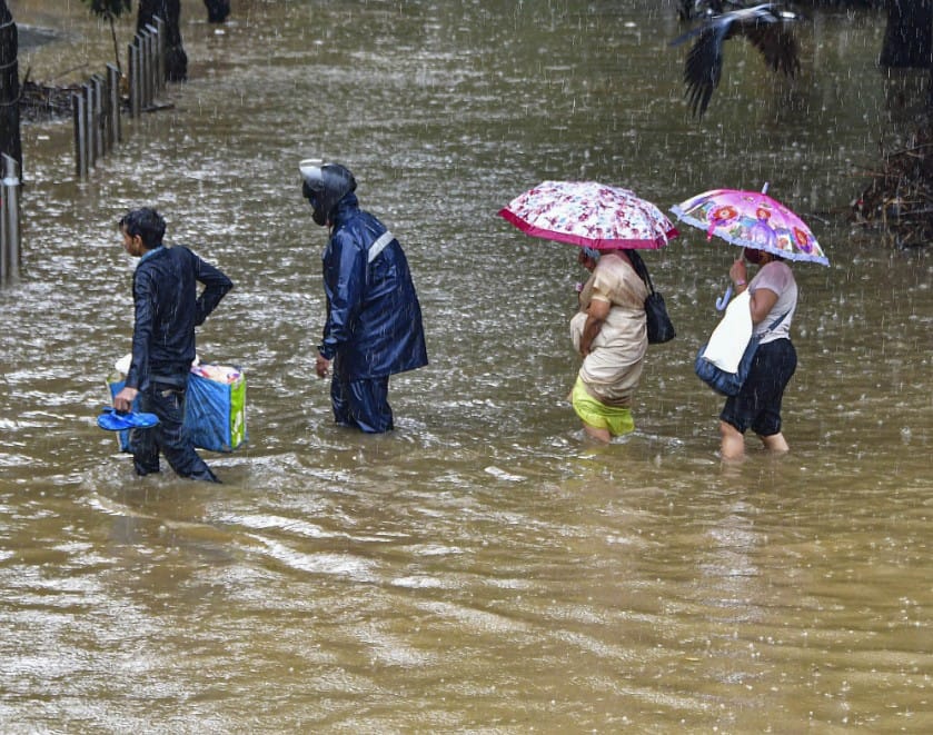 Mumbai Rains Live: बारिश के बाद मलाड में इमारत गिरने से 11 लोगों की मौत, BJP ने कहा- ये हादसा नहीं हत्या है Mumbai Rains Live Updates: Light to moderate spells of rainfall in next 3-4 hrs ,imd issues red alert Mumbai Rains Live: बारिश के बाद मलाड में इमारत गिरने से 11 लोगों की मौत, BJP ने कहा- ये हादसा नहीं हत्या है
