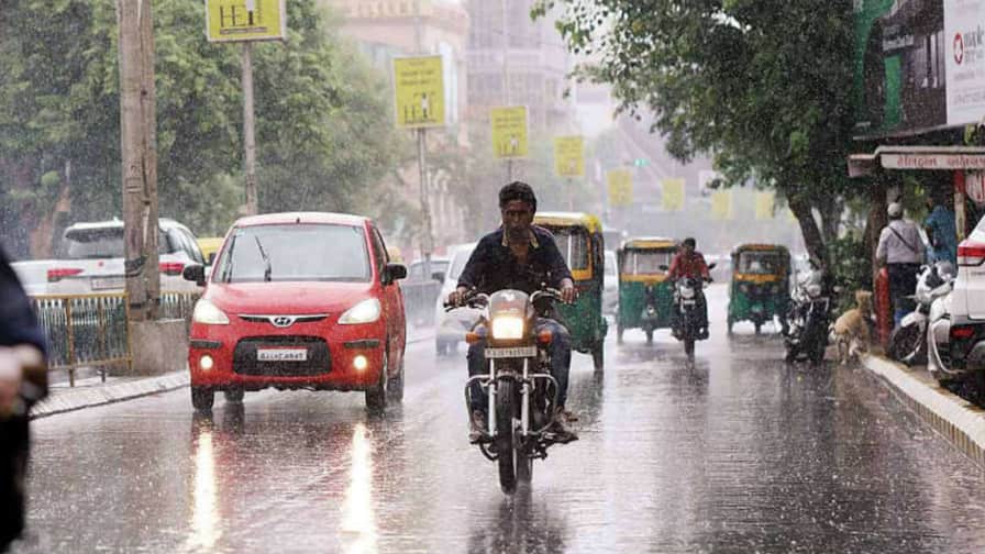 Car Driving Tips Precautions for car driving in rain Car Driving Tips: बारिश में कार चलाने के दौरान बरतें ये सावधानियां, वरना हो सकता है हादसा