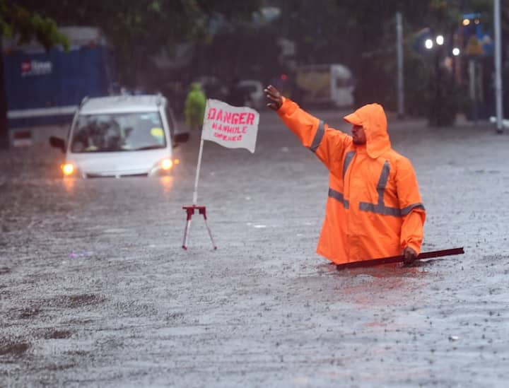 Mumbai Rains: IMD Issues Red Alert For City, Maharashtra CM Reviews Situation Mumbai Rains: मुंबई समेत पूरे कोंकण क्षेत्र में अगले 4-5 दिन तक भारी बारिश का रेड अलर्ट, NDRF ने तैनाती बढ़ाई