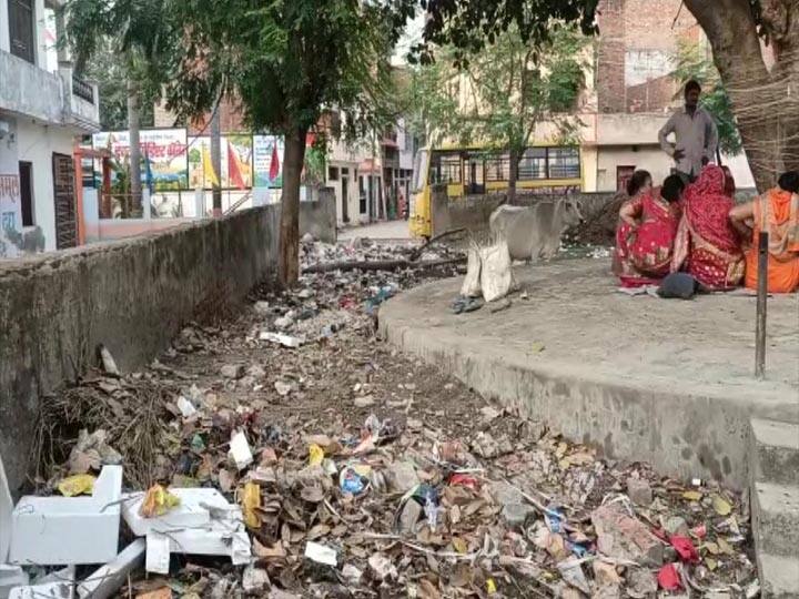 Women annoyed on garbage around banyan tree in Raebareli ann रायबरेली: वट वृक्ष के चारों तरफ गंदगी देख महिलाएं नाराज, प्रशासन के खिलाफ दिखा आक्रोश