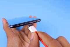 Tips : मोबाईल चार्ज करताना 'या' गोष्टी टाळा, मोठी नुकसान टळेल