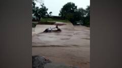 Aurangabad Rain : फुलंब्रीत पुरातून गाडी काढण्याचा तरुणाचा आगाऊपणा, सुदैवाने बचावला