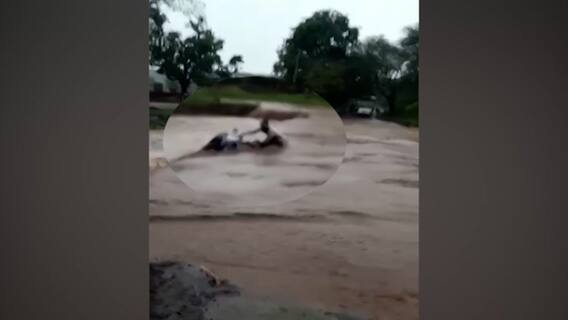 Aurangabad Rain : फुलंब्रीत पुरातून गाडी काढण्याचा तरुणाचा आगाऊपणा, सुदैवाने बचावला