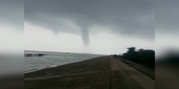 Sudden tornado at on Hooghly river near Sagar dwip সাগরদ্বীপের কাছে হুগলি নদীর উপর টর্নেডো, প্রায় আধঘণ্টা স্থায়ী হল জলস্তম্ভ