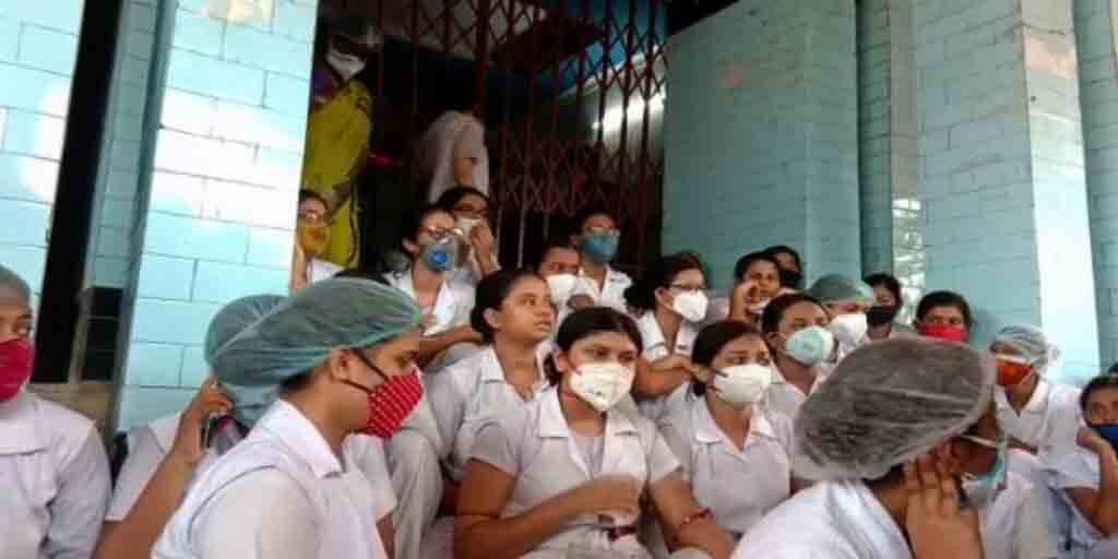 বেসরকারিকরণের চক্রান্তের অভিযোগ, ইসিএলের নার্সিং কলেজে বিক্ষোভ পড়ুুয়াদের Allegations of privatization, students protest in front of ECL's nursing college বেসরকারিকরণের চক্রান্তের অভিযোগ, ইসিএলের নার্সিং কলেজে বিক্ষোভ পড়ুুয়াদের