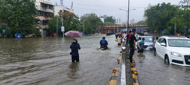 கனமழையால் மும்பையின் பல சாலைகளில் மழைநீர் தேங்கியிருந்தது
