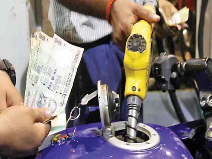 Petrol price in Tamil Nadu  to touch 100 rupees. People's demand to the government to reduce TN petrol diesel price hike: இதுவரை இல்லாத உச்ச விலை.... சதத்தை நெருங்கியது பெட்ரோல்! கதறும் வாகன ஓட்டிகள்!