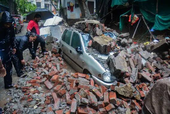 প্রবল বর্ষণে বুধবার খুবই অল্পসংখ্যায় যানবাহন পথে নেমেছিল। এরইমধ্যে রাস্তা জলমগ্ন হয়ে পড়ায় মোটর সাইকেল ও অন্যান্য টু-হুইলার আরোহীরা জল ঠেলে যেতে ব্যর্থ হন। জলমগ্ন হয়ে পড়ায় ট্রাফিক পুলিশ মিলান, খার, আন্ধেরি ও মালাডের সাবওয়ে বন্ধ করে দেয়। (ছবি-পিটিআই)