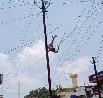 अरवल्ली : बिजली के खंभे पर फंसे कबूतर को बचाने के प्रयास में गिरा युवक, सामने आया वीडियो