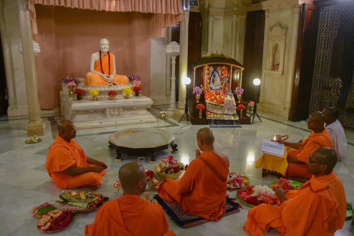 ১৮৭২ সালের জ্যৈষ্ঠ মাসের অমাবস্যা তিথিতে ফলহারিণী কালী পুজোর দিন শ্রীমা সারদাদেবীকে ষোড়শীরূপে পুজো করেছিলেন ঠাকুর শ্রীরামকৃষ্ণ। লেখা- সঞ্চয়ন মিত্র, ছবি সৌজন্য-বেলুড় মঠ।