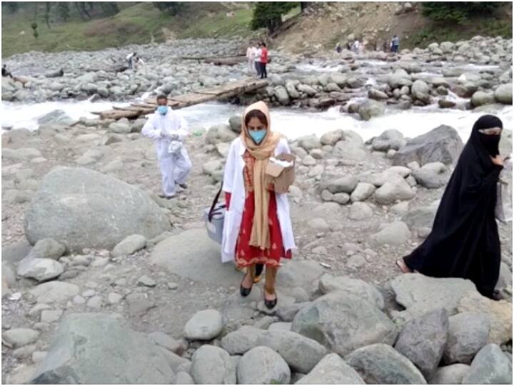 Jammu and Kashmir: Door to door vaccine being administered in hilly and inaccessible areas ANN जम्मू कश्मीर: पहाड़ी और दुर्गम इलाकों में घर-घर जाकर लगाई जा रही वैक्सीन