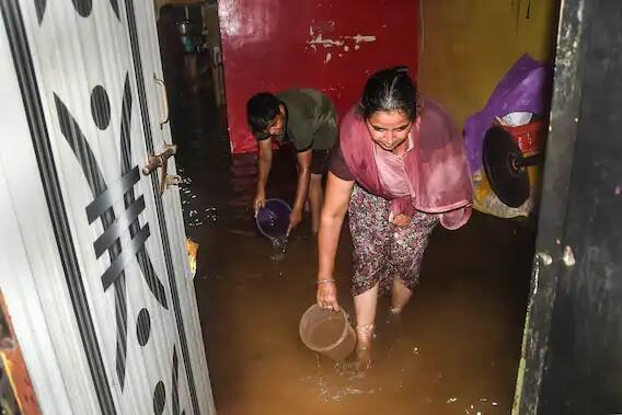 বুধবারের প্রবল বর্ষণে ঠানের সাভারকর নগরে একটি সোসাইটি চত্বরের দেওয়াল ধসে পড়ে কয়েকটি যানবাহন ক্ষতিগ্রস্ত হয়েছে। আবহাওয়া দফতরের সতর্কতার পর এনডিআরএফের পাঁচটি দলকে প্রস্তুত রাখা হয়েছে। মহারাষ্ট্রের উপকূলবর্তী জেলাগুলিতেতে ১৫ দল আগাম মোতায়েন করা হয়েছে। (ছবি-পিটিআই)