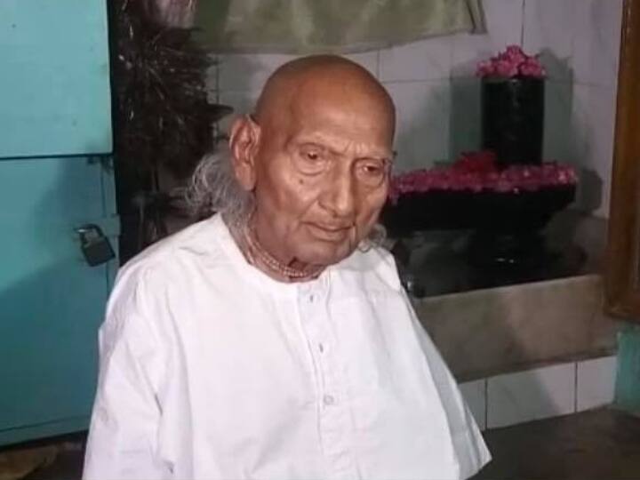 125 year old man takes Corona vaccine in Varanasi वाराणसी में 125 साल के बुजुर्ग ने लगवाई कोरोना वैक्सीन, अकेले पहुंचे थे वैक्सीनेशन सेंटर