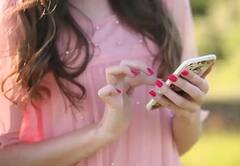 'मुलींना मोबाइल देऊ नका, फोनवर बोलतात अन् मुलांबरोबर पळून जातात' युपी महिला आयोगाच्या सदस्याचे वादग्रस्त विधान