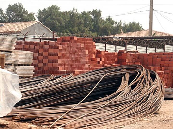 The middle class soaked in the dream of building a house construction material price increase தேனி : ”வீடே வேண்டாமப்பா” : வீடு கட்டும் கனவில் நனைந்த நடுத்தர வர்க்கத்தினரின் புலம்பல்!