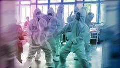 Covid Updates: করোনা রোগীদের চাঙ্গা করতে হাসপাতালের কোভিড ওয়ার্ডে পিপিই পরে নাচ স্বাস্থ্যকর্মীদের