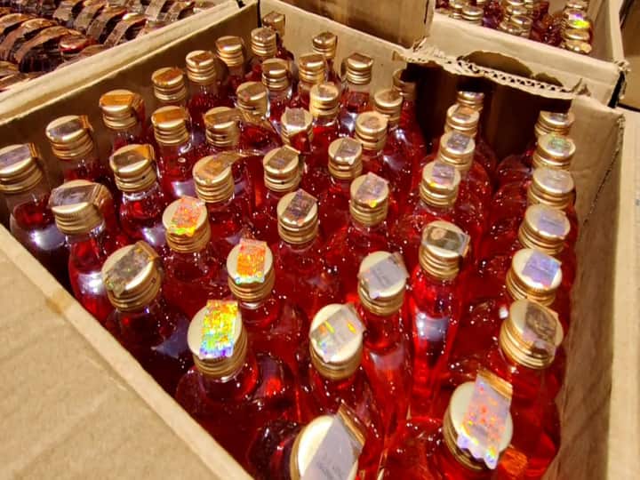 Illegal liquor recovered in Gorakhpur in Raid Gorakhpur Uttar Pradesh ann एक ही जगह पर दो बार छापेमारी, 190 लीटर अवैध कच्ची शराब बरामद, आरोपी महिला फरार