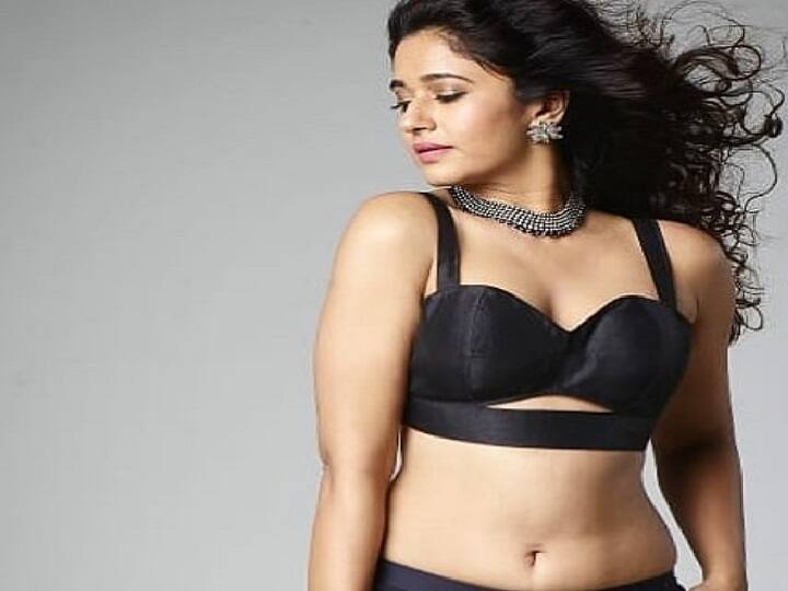 படிக்கும் போதே மாடலிங் துறையில் கால்பதித்த பூனம், அதன் மூலம் திரைத்துறையில் அறிமுகமானார்