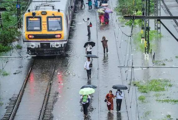 মরশুমের প্রথম বৃষ্টিপাতেই জনজীবন বিপর্যস্ত হয়ে পড়ে মুম্বইয়ের বিভিন্ন অংশে। ট্রাফিক পুলিশকে চারটি সাবওয়ে বন্ধ করে দিতে হয়। মোটরসাইকেল আরোহীদের অনেককেই রাস্তাতেই তাঁদের মোটরসাইকেল রেখে আসতে হয়। (ছবি-পিটিআই)