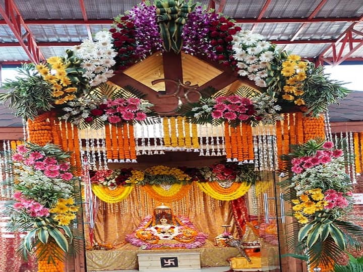 Ayodhya Temporary temple of Ramlala decorated with flowers to protect from heat ann   अयोध्या: तपती धूप से बचाने के लिए फूलों से सजाया गया रामलला का अस्थाई मंदिर, जानें- क्या है खास