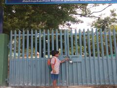 School Opening Demand: ‛ஸ்கூலை திறங்க...’ சீருடையில் பள்ளி முன் அடம் பிடித்த சிறுவன்!