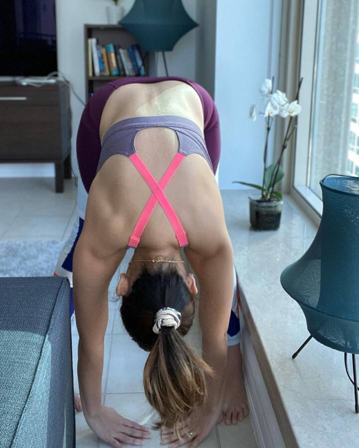 या फोटोजमध्ये अमृता योगाचा सराव करताना दिसत आहे.