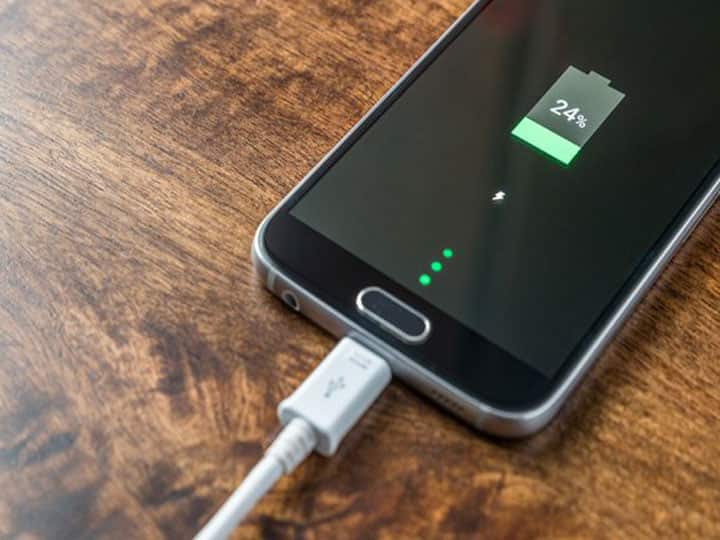 Tips: Do not make these mistakes while charging the smartphone, there can be huge loss Tips: स्मार्टफोन चार्ज करते समय भूलकर भी न करें ये गलतियां, उठाना पड़ सकता है भारी नुकसान