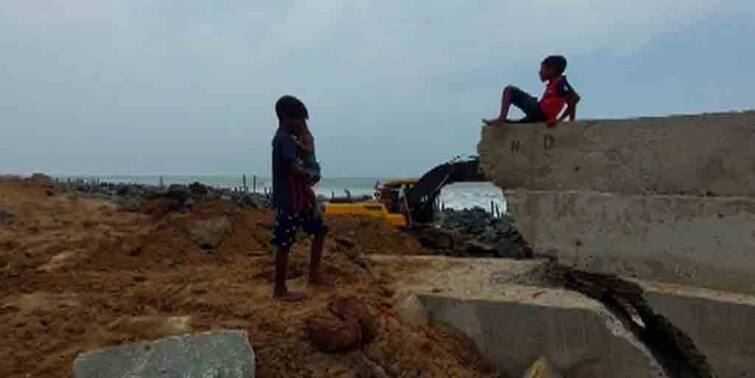 Residents of coastal areas fear being left homeless again at East Midnapore জলোচ্ছ্বাসের ভ্রুকুটি, ফের বাড়ি ছাড়া হওয়ার আশঙ্কা সমুদ্র উপকূলবর্তী অঞ্চলের বাসিন্দাদের