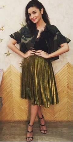 Sara Ali Khan से Parineeti Chopra तक, Pleated skirts को फ्लॉन्ट कर रही हैं ये 5 हसीनाएं