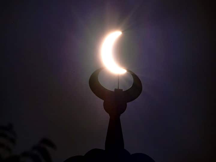 The moon partially covers the sun during an annular solar eclipse as seen from the Gulf emirate of Dubai, early on June 21, 2020. (GIUSEPPE CACACE / AFP)
