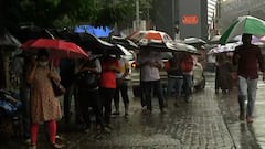 Mumbai rains leave people stranded at bus stops