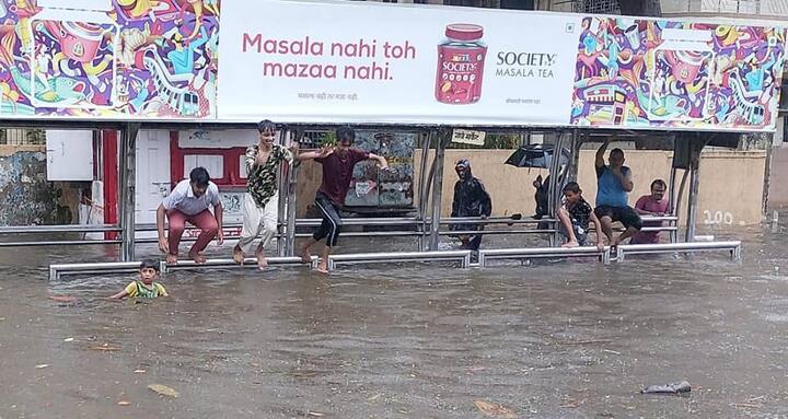 மழைநீரில் விளையாடும் சிறுவர்கள்
