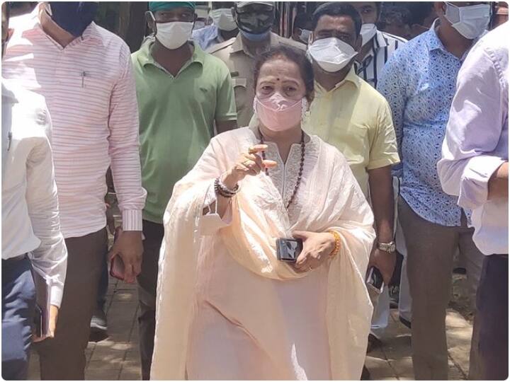 Mayor Kishori Pendekar  Jibe at UP and Bihar says Mumbai has not river to dup covid bodies BMC की मेयर का यूपी और बिहार पर तंज, बोलीं- कोरोना मरीजों का शव बहाने के लिए मुंबई में नहीं है कोई नदी