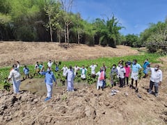 மயிலாடுதுறை : ”சரியா தூர்வாரல, வெள்ளம் வந்தா சிக்கலாகிடும்” - ஆற்றில் இறங்கி விவசாயிகள் ஆர்ப்பாட்டம்!