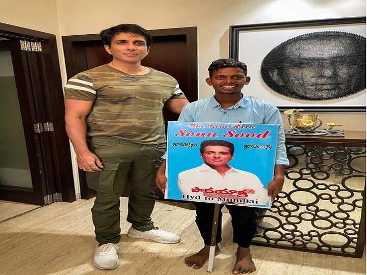 Actor Sonu sood poses with a Fan who walked 700 kms to just meet the actor Sonu Sood with Fan : सोनू सूदचा जबरा फॅन!  हैदराबादहून पायी निघालेला चाहता अखेर मुंबईत दाखल