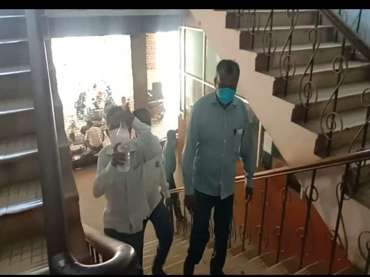The CBI has arrested a pwd officer , he Torture him asking for a treat ‛ட்ரீட்’ கேட்டு தொல்லை தந்த அதிகாரி; மதுரையில் மடக்கி பிடித்தது சிபிஐ!
