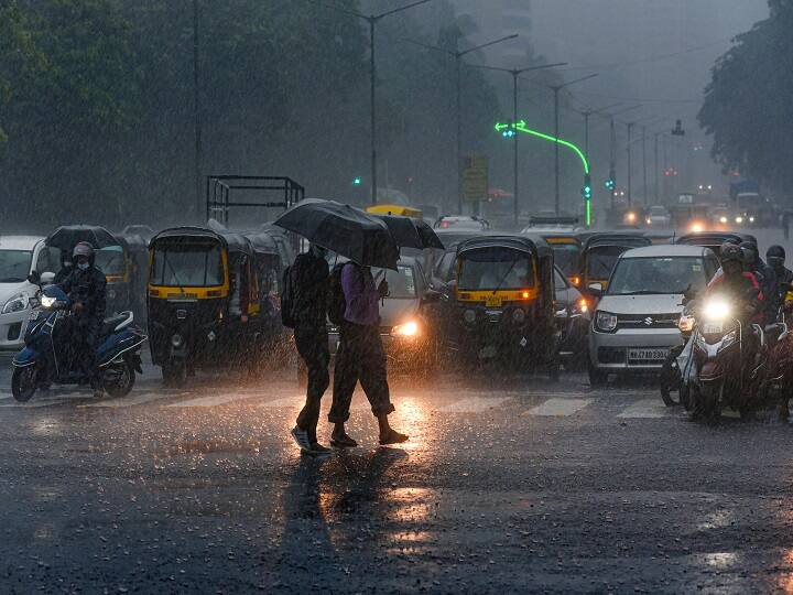 Delhi Rain lashes parts of national capital thunderstorms weather predcition Saturday Delhi Receives Moderate Rainfall. IMD Predicts Showers With Thunderstorms In These Areas