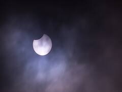 Solar Eclipse : உலகின் பல்வேறு மூலைகளில் ஏற்பட்ட சூரிய கிரகணத்தின் புகைப்பட தொகுப்பு..!