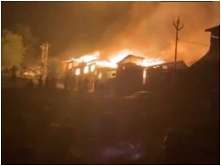 जम्मू-कश्मीर: बारामुला जिले में कई घरों में लगी भीषण आग, लोगों के फंसे होने की आशंका