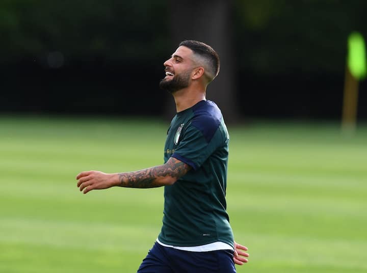 রোমের স্তাদিও অলিম্পিও স্টেডিয়ামে আজ্জুরিরা (নীল জার্সি পরে মাঠে নামা দলকে এই নামেই ডাকে ইতালির সমর্থকেরা) নিজেদের প্রথম ম্যাচ খেলছে।