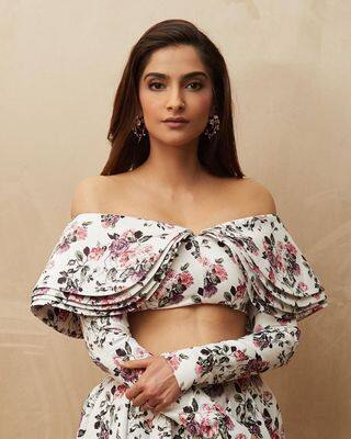 Sonam Kapoor Photos: बर्थडे पर फिर सोनम कपूर ने लिया स्टाइलिश लुक, फ्लोरल ड्रेस में लग रही हैं बला की खूबसूरत