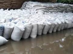 UP: आंशिक बरसात से खुल गयी व्यवस्था की पोल, खुले में पड़ा गेहूं भीगा, अधिकारी कर रहे लीपापोती