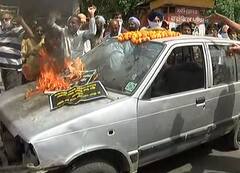 ਪੈਟਰੋਲ-ਡੀਜ਼ਲ ਦੀਆਂ ਕੀਮਤਾਂ ਤੋਂ ਅੱਕੇ ਕਾਂਗਰਸੀਆਂ ਨੇ ਲਾਈ ਕਾਰ ਨੂੰ ਅੱਗ