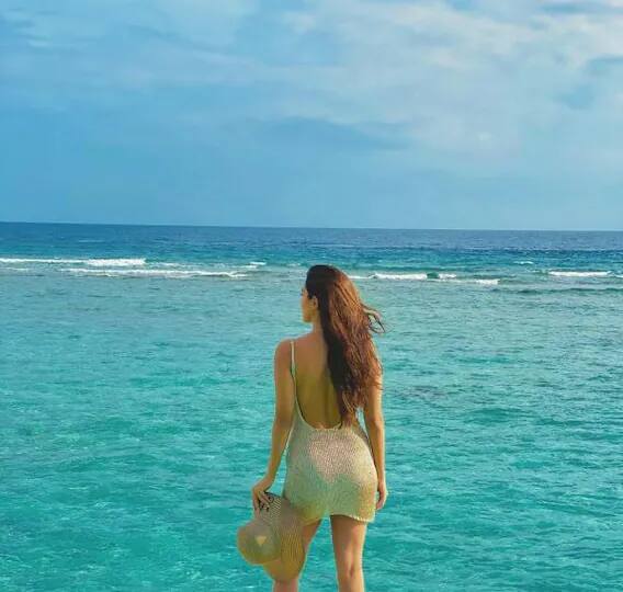 हा बॅकलेस ड्रेस कमाल आहे. या बेज मिनी ड्रेसमध्ये कियाराची स्टाईल पाहण्यासारखी होती, तिने तिच्याबरोबर एक मॅचिंग कॅप कॅरी केली आहे.