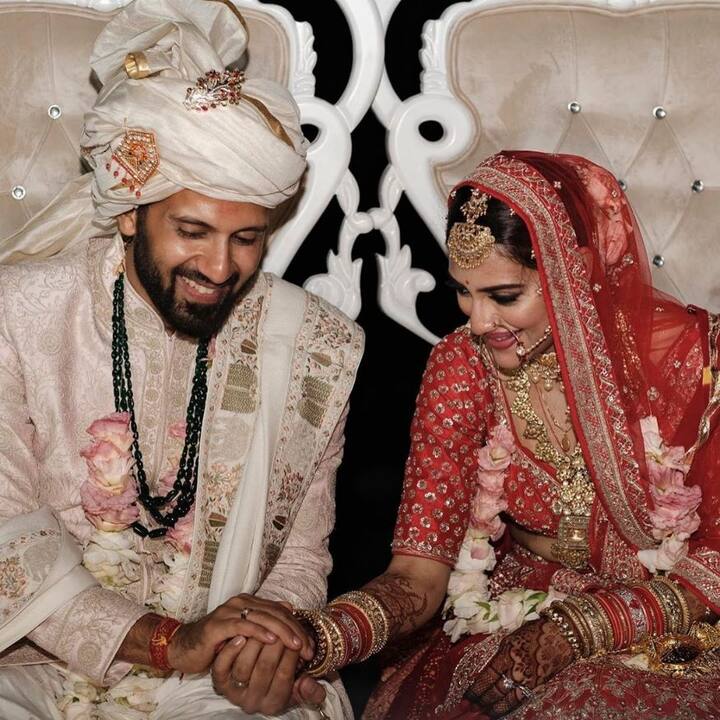 वहीं निखिल ने नुसरत पर आरोप लगाए हैं कि वह पत्नी की तरह उनके साथ रहीं लेकिन शादी को रजिस्टर करवाने के लिए आनाकानी करती रहीं. इसके अलावा नुसरत ने निखिल से लोन भी लिया था जिसकी पूरी रकम उन्होंने अब तक नहीं चुकाई है. इस तरह आरोप-प्रत्यारोपों के बीच दोनों की शादी महज 2 साल में ही टूट गई है.