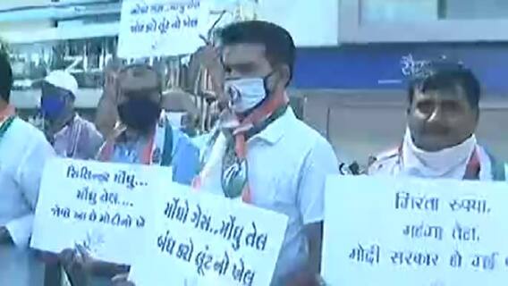 પેટ્રોલ-ડીઝલના વધતા ભાવના વિરોધમાં રાજકોટમાં કોગ્રેસનું વિરોધ પ્રદર્શન, જુઓ વીડિયો