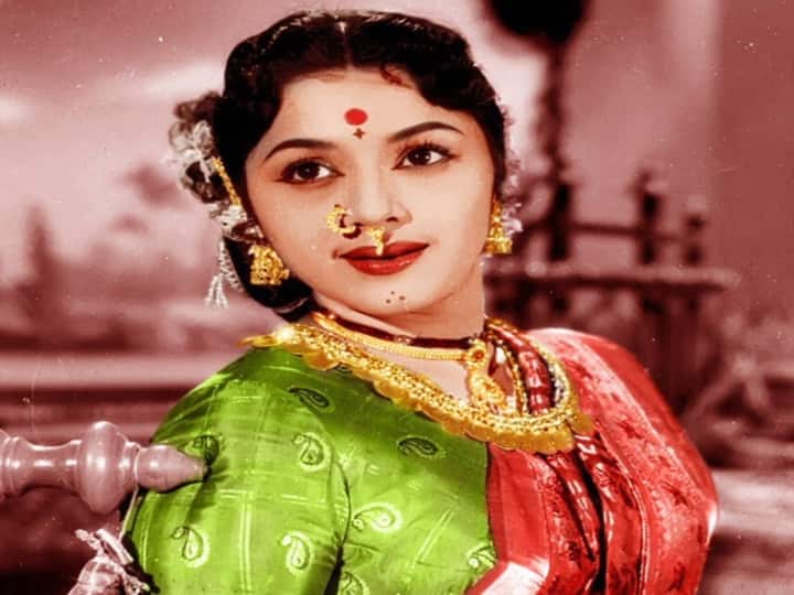 ராஜ கதாபாத்திரங்களில் பத்மினியின் ஒப்பனை கவனிக்கப்படும்