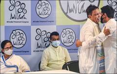 BJP छोड़ TMC में लौटे मुकुल रॉय की 'घर वापसी' की 10 तस्वीरें