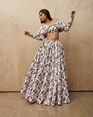 Sonam Kapoor Photos: बर्थडे पर फिर सोनम कपूर ने लिया स्टाइलिश लुक, फ्लोरल ड्रेस में लग रही हैं बला की खूबसूरत
